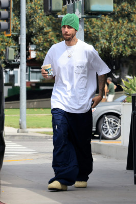17.08 | Saindo de uma cafeteria em Beverly Hills, CA.