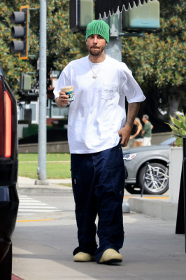 17.08 | Saindo de uma cafeteria em Beverly Hills, CA.