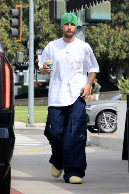 17.08 | Saindo de uma cafeteria em Beverly Hills, CA.