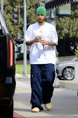 17.08 | Saindo de uma cafeteria em Beverly Hills, CA.