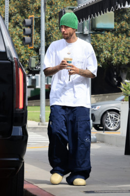 17.08 | Saindo de uma cafeteria em Beverly Hills, CA.