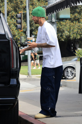 17.08 | Saindo de uma cafeteria em Beverly Hills, CA.