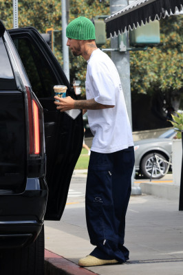 17.08 | Saindo de uma cafeteria em Beverly Hills, CA.