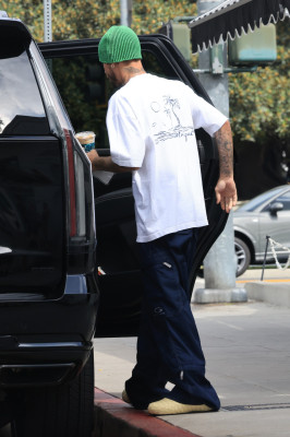 17.08 | Saindo de uma cafeteria em Beverly Hills, CA.