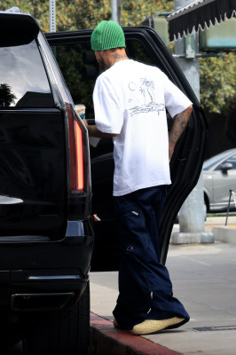 17.08 | Saindo de uma cafeteria em Beverly Hills, CA.