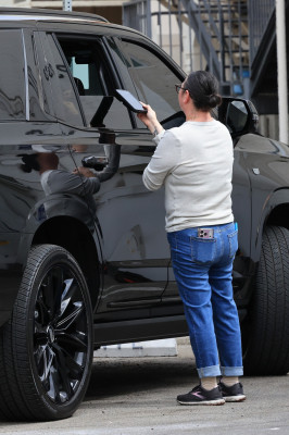 17.08 | Saindo de uma cafeteria em Beverly Hills, CA.