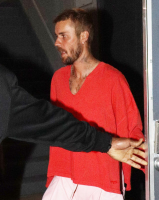 26.08 | Justin Bieber deixando a Igreja Churchome no Saban Theatre em Beverly Hills, Califórnia.