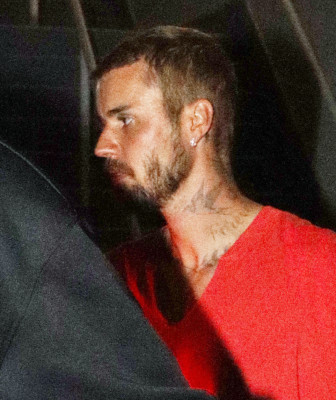26.08 | Justin Bieber deixando a Igreja Churchome no Saban Theatre em Beverly Hills, Califórnia.