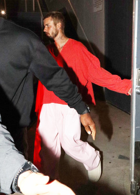 26.08 | Justin Bieber deixando a Igreja Churchome no Saban Theatre em Beverly Hills, Califórnia.