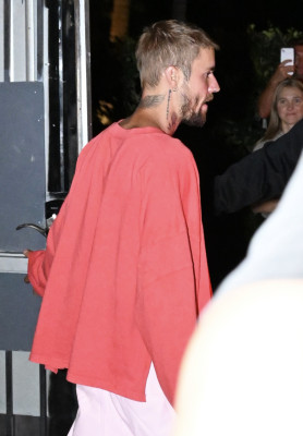 26.08 | Justin Bieber deixando a Igreja Churchome no Saban Theatre em Beverly Hills, Califórnia.