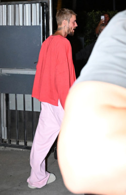 26.08 | Justin Bieber deixando a Igreja Churchome no Saban Theatre em Beverly Hills, Califórnia.