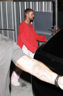 26.08 | Justin Bieber deixando a Igreja Churchome no Saban Theatre em Beverly Hills, Califórnia.