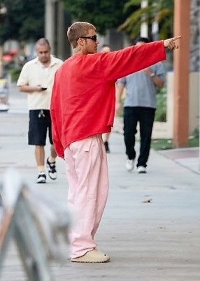 26.08 | Justin Bieber deixando a Igreja Churchome no Saban Theatre em Beverly Hills, Califórnia.