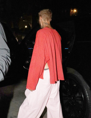 26.08 | Justin Bieber deixando a Igreja Churchome no Saban Theatre em Beverly Hills, Califórnia.