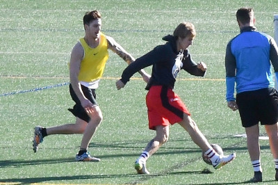 21.12 | Jogando futebol na University of California em Los Angeles, CA.