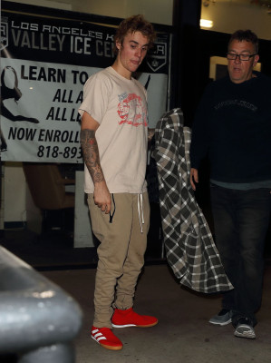 17.12 | Justin Bieber deixando o LA Kings Valley Ice Center em Panorama City, Califórnia