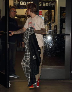 17.12 | Justin Bieber deixando o LA Kings Valley Ice Center em Panorama City, Califórnia