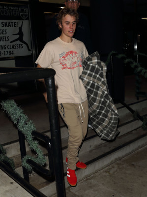 17.12 | Justin Bieber deixando o LA Kings Valley Ice Center em Panorama City, Califórnia