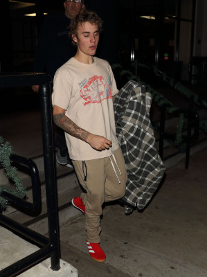 17.12 | Justin Bieber deixando o LA Kings Valley Ice Center em Panorama City, Califórnia