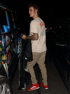 17.12 | Justin Bieber deixando o LA Kings Valley Ice Center em Panorama City, Califórnia