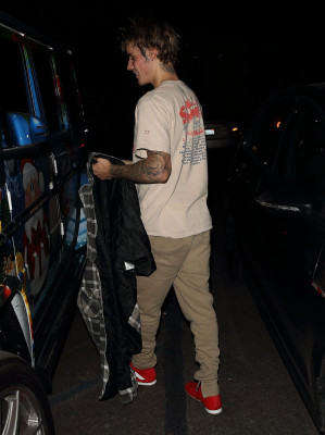 17.12 | Justin Bieber deixando o LA Kings Valley Ice Center em Panorama City, Califórnia