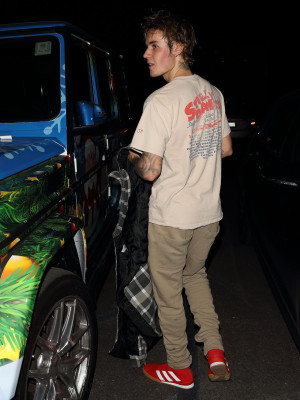17.12 | Justin Bieber deixando o LA Kings Valley Ice Center em Panorama City, Califórnia
