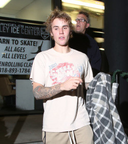 17.12 | Justin Bieber deixando o LA Kings Valley Ice Center em Panorama City, Califórnia