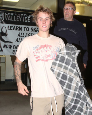 17.12 | Justin Bieber deixando o LA Kings Valley Ice Center em Panorama City, Califórnia
