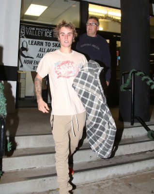 17.12 | Justin Bieber deixando o LA Kings Valley Ice Center em Panorama City, Califórnia