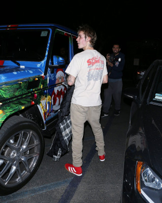 17.12 | Justin Bieber deixando o LA Kings Valley Ice Center em Panorama City, Califórnia