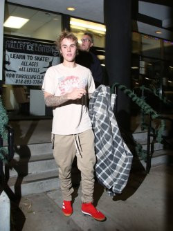 17.12 | Justin Bieber deixando o LA Kings Valley Ice Center em Panorama City, Califórnia