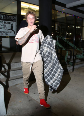 17.12 | Justin Bieber deixando o LA Kings Valley Ice Center em Panorama City, Califórnia