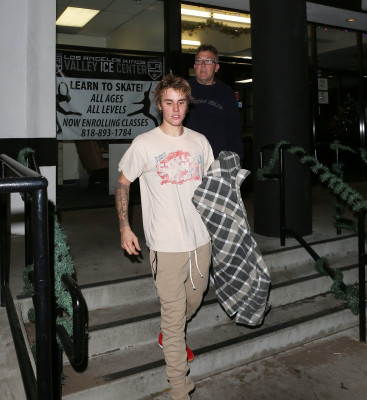 17.12 | Justin Bieber deixando o LA Kings Valley Ice Center em Panorama City, Califórnia