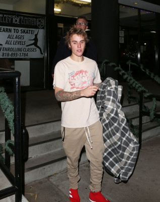 17.12 | Justin Bieber deixando o LA Kings Valley Ice Center em Panorama City, Califórnia