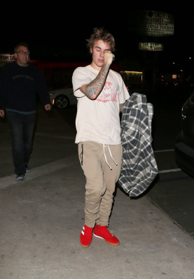 17.12 | Justin Bieber deixando o LA Kings Valley Ice Center em Panorama City, Califórnia