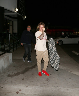 17.12 | Justin Bieber deixando o LA Kings Valley Ice Center em Panorama City, Califórnia