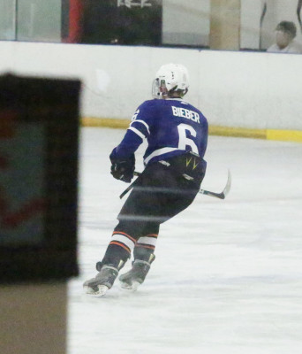 17.12 | Justin Bieber no Los Angeles Kings Valley Ice Center em Panorama City, Califórnia