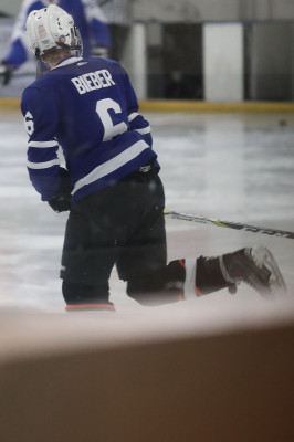 17.12 | Justin Bieber no Los Angeles Kings Valley Ice Center em Panorama City, Califórnia