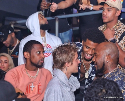 01.02 | Justin Bieber é fotografado em boate em Miami, Flórida