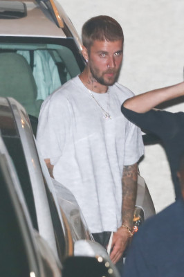 27.08 | Justin e Hailey Bieber deixando o restaurante Matsuhisa em Beverly Hills, Califórnia.