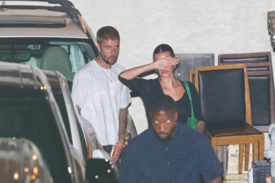 27.08 | Justin e Hailey Bieber deixando o restaurante Matsuhisa em Beverly Hills, Califórnia.