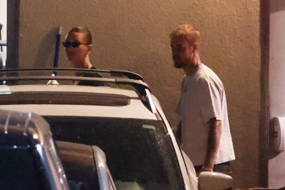 27.08 | Justin e Hailey Bieber deixando o restaurante Matsuhisa em Beverly Hills, Califórnia.