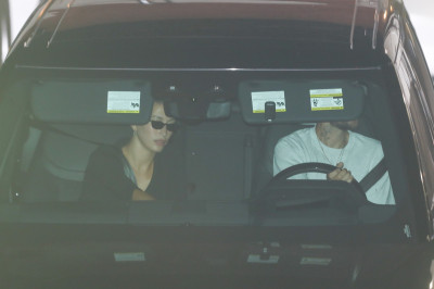 27.08 | Justin e Hailey Bieber deixando o restaurante Matsuhisa em Beverly Hills, Califórnia.
