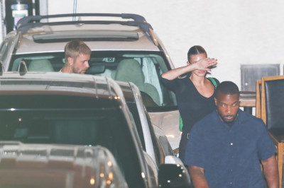 27.08 | Justin e Hailey Bieber deixando o restaurante Matsuhisa em Beverly Hills, Califórnia.