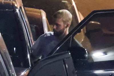 27.08 | Justin e Hailey Bieber deixando o restaurante Matsuhisa em Beverly Hills, Califórnia.