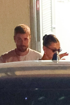 27.08 | Justin e Hailey Bieber deixando o restaurante Matsuhisa em Beverly Hills, Califórnia.