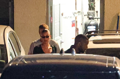 27.08 | Justin e Hailey Bieber deixando o restaurante Matsuhisa em Beverly Hills, Califórnia.