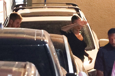 27.08 | Justin e Hailey Bieber deixando o restaurante Matsuhisa em Beverly Hills, Califórnia.