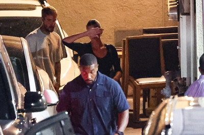 27.08 | Justin e Hailey Bieber deixando o restaurante Matsuhisa em Beverly Hills, Califórnia.