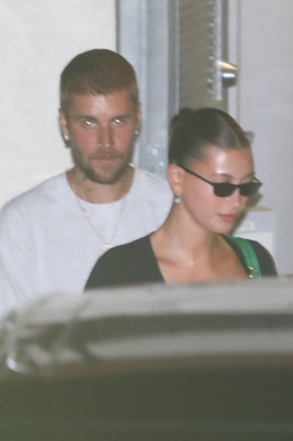 27.08 | Justin e Hailey Bieber deixando o restaurante Matsuhisa em Beverly Hills, Califórnia.